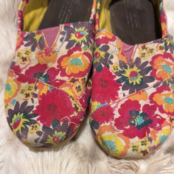 Tom’s Colorful Floral  Shoes - Picture 3 of 7